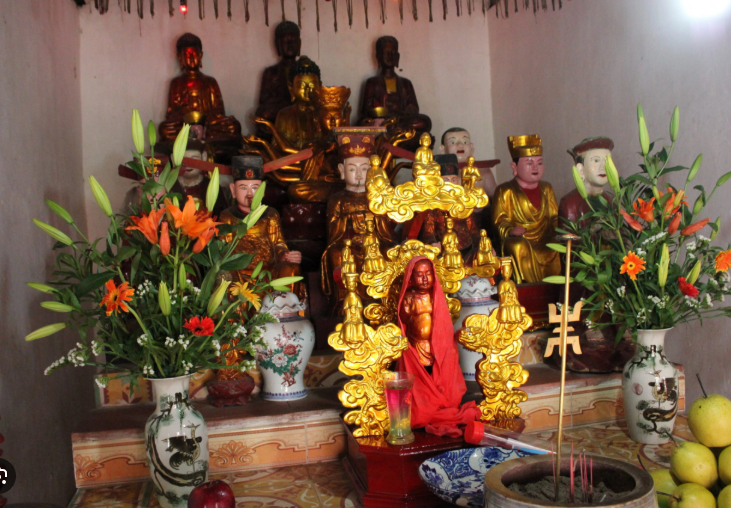 bàn thờ trong chùa